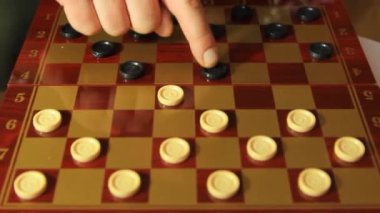 Bir erkeğin eli damayı yakınlaştırır..