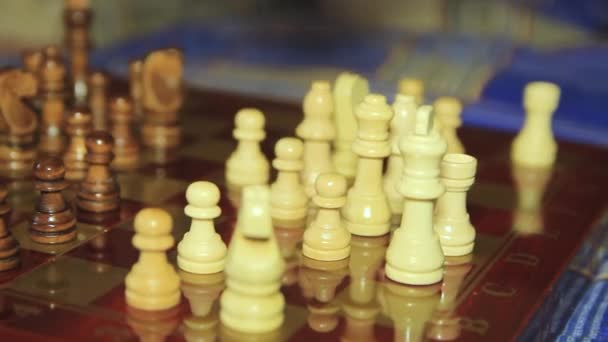 Sakkozni Egy Férfi Keze Mozgatja Figurát — Stock videók