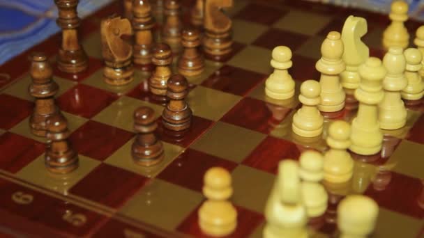 Schachspiel Eine Männerhand Bewegt Die Figur — Stockvideo