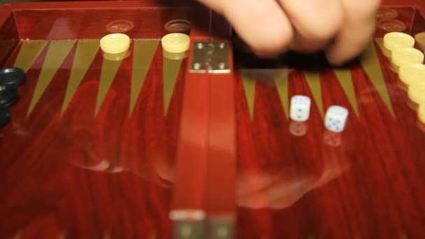 Primer Plano Del Juego Backgammon Una Mano Hombre Lanza Dados — Vídeos de Stock