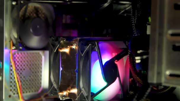 明るい色でプロペラは クーラーが動作し コンピュータのコンポーネントを冷却します — ストック動画