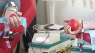 Bağış elinde tutan bir bouncy ball ile de kan bağışı