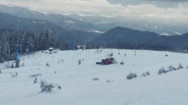 Kar aracı, karlı dağlarda bir tatil köyünde..