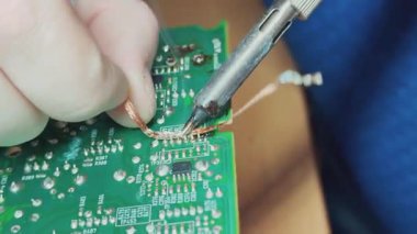 Erkek el lehimleme demiri ve lehimleme devresi yakın plan..