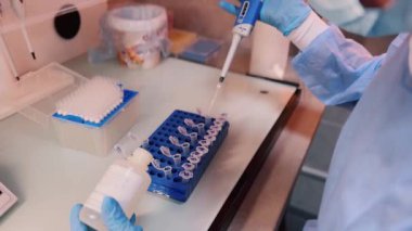 Laboratuvar teknisyeni DNA profil sıvısı örneği alıyor..