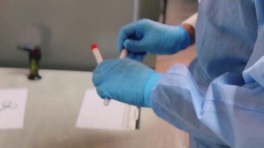 DNA profili, laboratuvar teknisyeninin elinde örnekler..