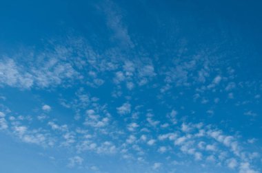 Mavi gökyüzünde yumuşak, küçük bulutlar. Gökyüzü rengi arkaplanı.