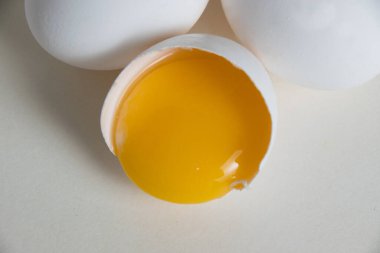 Kabuklu yumurta sarısı ve yumurta sarısı beyaz arka planda izole edilir..