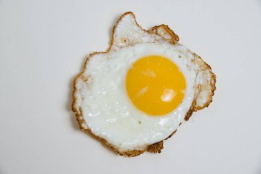 Kızarmış yumurta beyaz arka planda izole edilir. Yumurta ve yiyecek için yüksek fiyatlar kavramı. Sağlıklı beslenme kavramı.