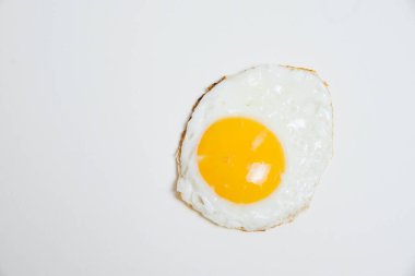 Kızarmış yumurta, beyaz bir arka planda izole edilir..