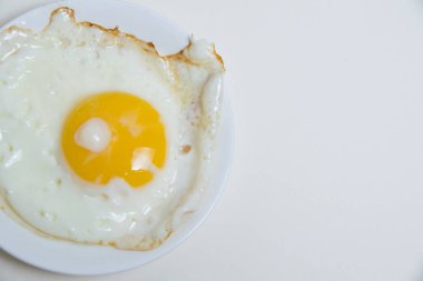 Kızarmış yumurta beyaz plaka üzerinde izole beyaz arkaplan üst görünüm, arkaplan kopyala.