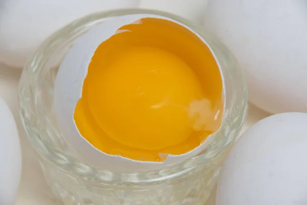 白い背景のシェルに多くの卵と卵の黄身のマクロ — ストック写真