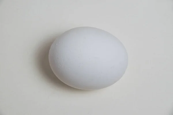 Белое Сырое Яйцо Изолировать Белом Фоне — стоковое фото