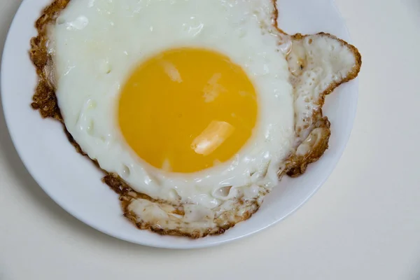 Beyaz Plakalı Sahanda Yumurta Beyaz Arka Planda Izole Edilir Yumurtalar — Stok fotoğraf