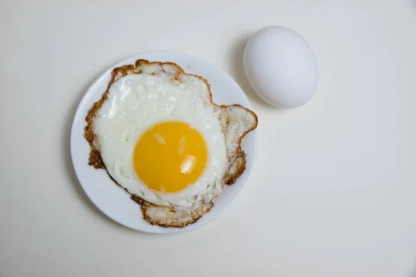 Jajko Smażone Białym Talerzu Jajko Gotowane Skorupce Izolować Białym Tle — Zdjęcie stockowe