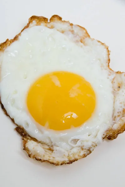 Ovo Frito Isolado Fundo Branco Conceito Preços Elevados Para Ovos — Fotografia de Stock