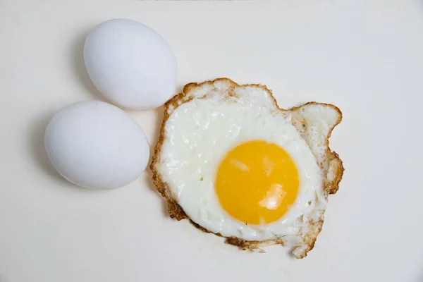 Ovo Frito Ovos Cozidos Isolados Fundo Branco Conceito Alimentação Saudável — Fotografia de Stock