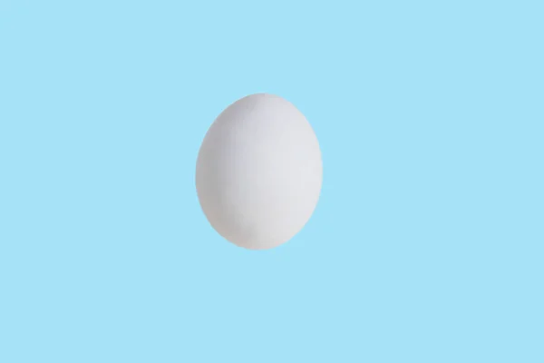 Ένα Λευκό Αυγό Απομονώνεται Τυρκουάζ Φόντο Καλή Ιδέα Πάσχα — Φωτογραφία Αρχείου
