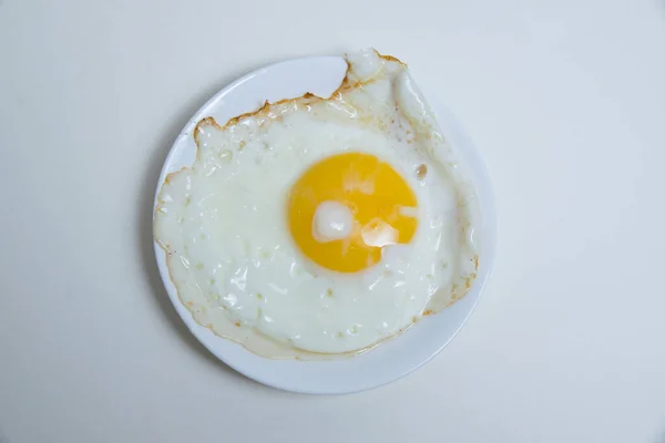 Beyaz Plaka Üzerinde Kızarmış Yumurta Beyaz Arka Planda Düz Bir — Stok fotoğraf