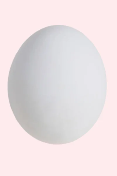 Белое Яйцо Изолировать Розовом Пастельном Фоне Happy Easter — стоковое фото