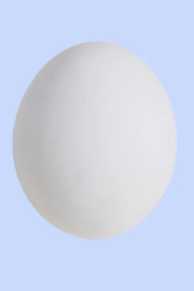Біле Яйце Ізольоване Синьому Фоні Пастелі Щаслива Великодня Концепція — стокове фото