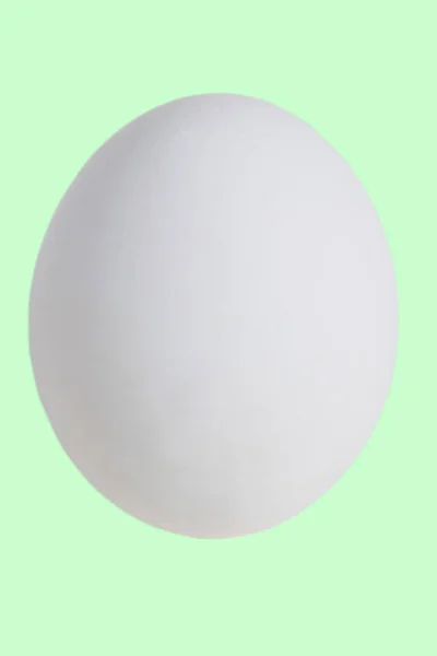 Біле Яйце Ізольоване Зеленому Фоні Пастелі Щаслива Великодня Концепція — стокове фото