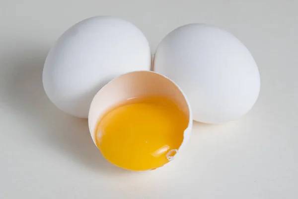 Telur Dan Telur Kuning Telur Kulit Terisolasi Pada Latar Belakang Stok Gambar Bebas Royalti