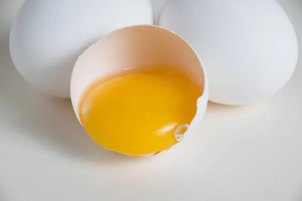 Telur Dan Telur Kuning Telur Kulit Terisolasi Pada Latar Belakang Stok Gambar