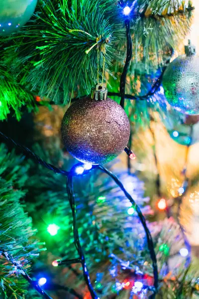 Schöne Weihnachtskugel Auf Dem Baum Nahaufnahme Und Leuchtend Gelbe Girlande — Stockfoto