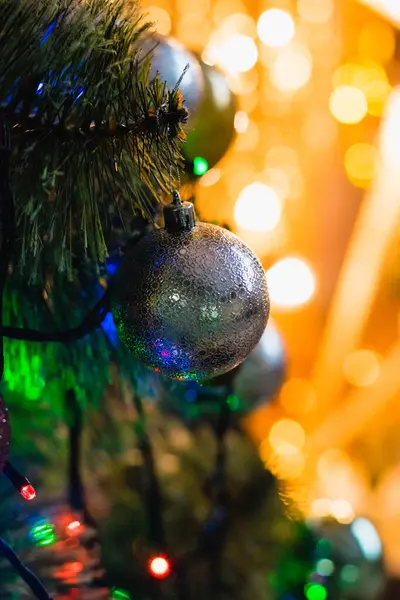 Όμορφη Χριστουγεννιάτικη Μπάλα Στο Δέντρο Close Και Φωτεινό Κίτρινο Γιρλάντα — Φωτογραφία Αρχείου