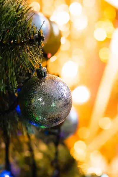 Schöne Weihnachtskugel Auf Dem Baum Nahaufnahme Und Leuchtend Gelbe Girlande — Stockfoto