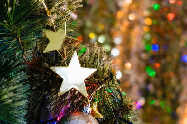 Όμορφη Διακόσμηση Χριστουγεννιάτικο Αστέρι Στο Χριστουγεννιάτικο Δέντρο Close Και Φωτεινό — Φωτογραφία Αρχείου