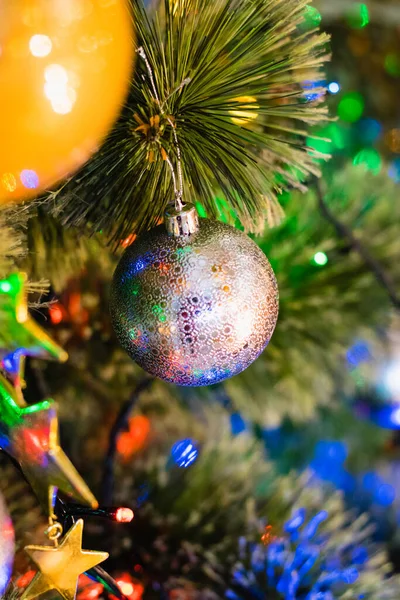 Ασημένια Χριστουγεννιάτικη Μπάλα Στο Χριστουγεννιάτικο Δέντρο Έννοια Του Εορτασμού Των — Φωτογραφία Αρχείου