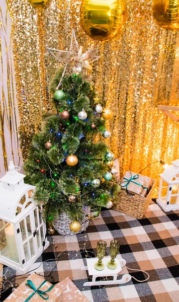 Рождественский Новогодний Интерьер Золотыми Воздушными Шарами Гирляндой Новогодним Декором Подарками — стоковое фото