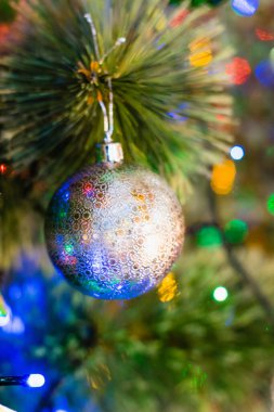 Noel ağacında gümüş Noel balosu. Dünyada Noel 'i kutlama konsepti.