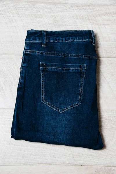 Calça Jeans Mulher Bonita Fundo Madeira Leve Com Espaço Cópia — Fotografia de Stock