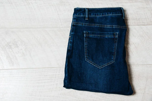 Schöne Jeans Für Frauen Auf Hellem Holzhintergrund Mit Kopierraum — Stockfoto