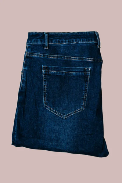 Schöne Weibliche Jeans Auf Pastellcreme Hintergrund Mit Kopierraum — Stockfoto