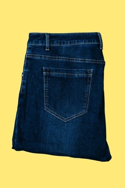 Calça Jeans Mulher Bonita Fundo Amarelo Brilhante Com Espaço Cópia — Fotografia de Stock