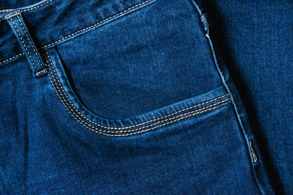 スタイリッシュなデニムの背景 青い女性のジーンズの生地のクローズアップ — ストック写真