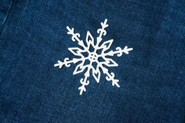 Weihnachtliche Schneeflockendekoration Auf Dunklem Jeansgrund Konzept Der Vorbereitung Auf Den — Stockfoto