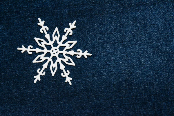 ダークデニムの背景にクリスマスの雪の結晶の装飾 休日の準備の概念 — ストック写真