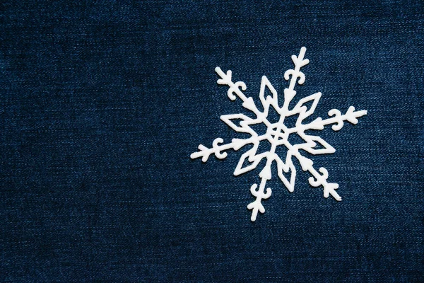 Vánoční Sněhová Vločka Dekorace Tmavém Denim Pozadí Koncepce Přípravy Dovolenou — Stock fotografie