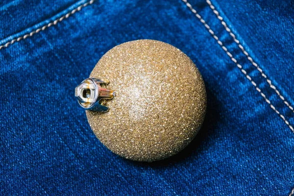 暗いデニムの背景にクリスマスの装飾黄金のボール 休日の準備の概念 — ストック写真