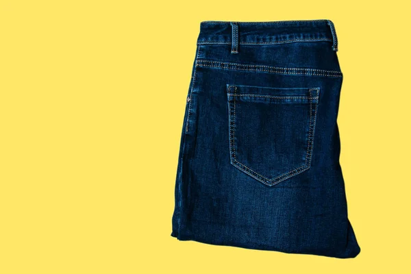 Calça Jeans Mulher Bonita Fundo Amarelo Brilhante Com Espaço Cópia — Fotografia de Stock
