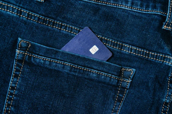 Koyu Mavi Kotun Arka Cebinde Bir Banka Kartı Krediyle Satın — Stok fotoğraf