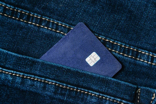 ダークブルーのジーンズのバックポケットに銀行カード 信用購入の概念 — ストック写真