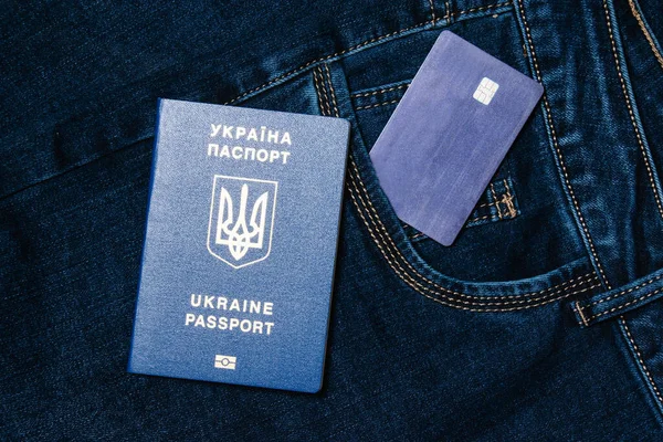 Kot Pantolon Giymiş Bir Ukrayna Vatandaşının Banka Kartı Yabancı Pasaportu — Stok fotoğraf