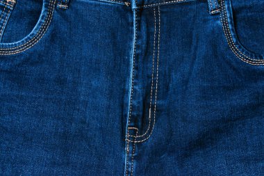 Kopyalama alanı olan Denim arkaplanı. Koyu renk kadın kotu. Mavi kot dokusu, yatay biçim.