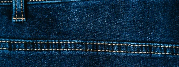 バナー形式でスタイリッシュなデニムの背景 ブルージーンズのクローズアップ — ストック写真
